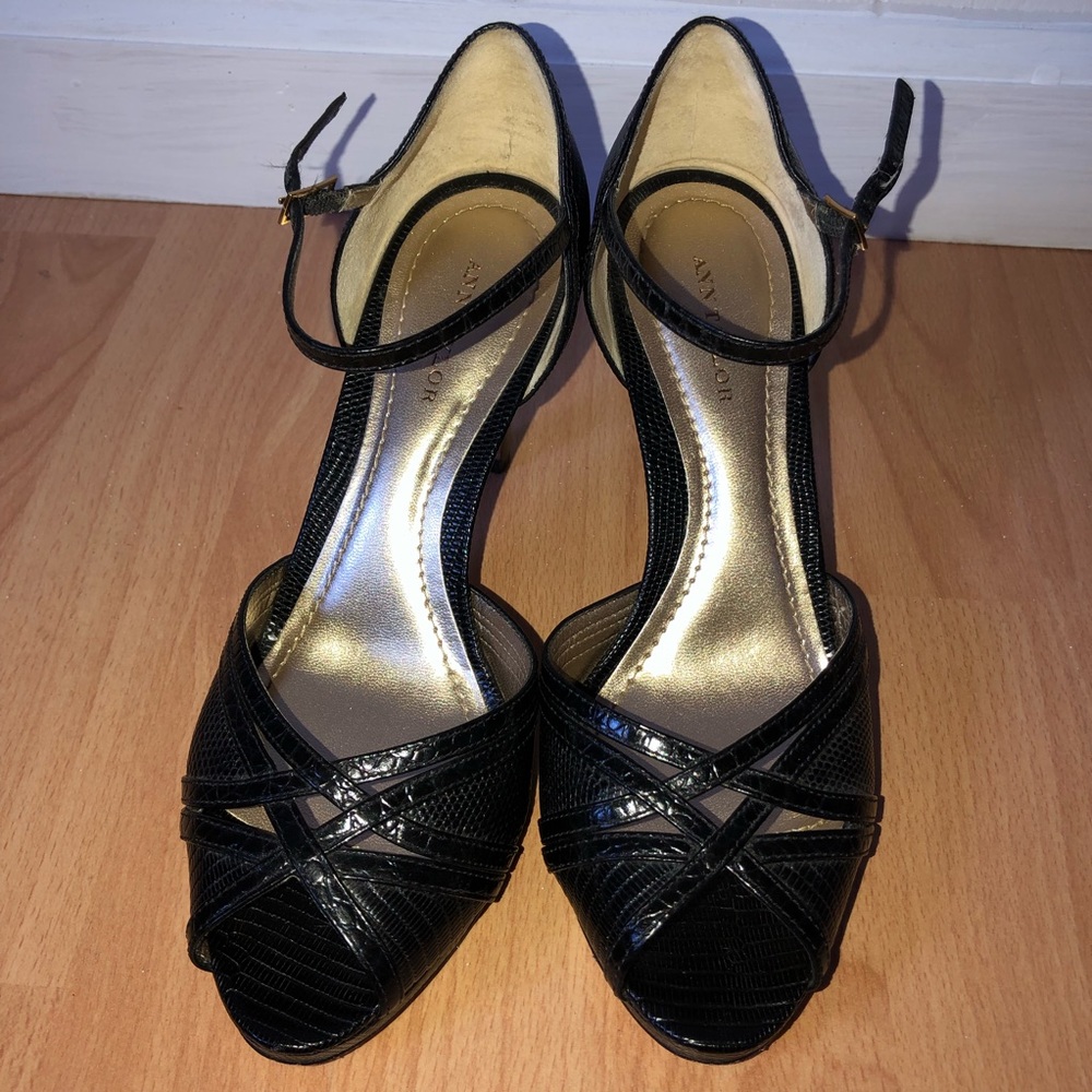 Ann Taylor Black Heels w Gold Detailing